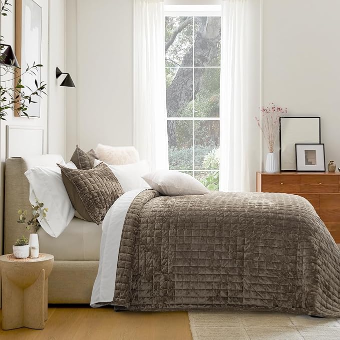 RECYCO Luxury Velvet Quilt Set King Size Bedding Sets, Ultra Soft Velvet Comforter Set, Lightweight Channel Box Stitch Oversized Bedspread Coverlet for All Season, with 2 Shams, Mocha Brown