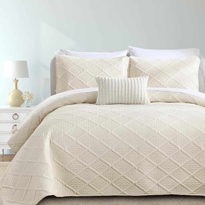 Yiran California King Size Beige Quilt Set Lightweight Oversized Bedspread Ultrasonic Diamond Pattern Soft Microfiber Summer Coverlet Modern Style 3 Piece with 2 Shams (112x104 inch)