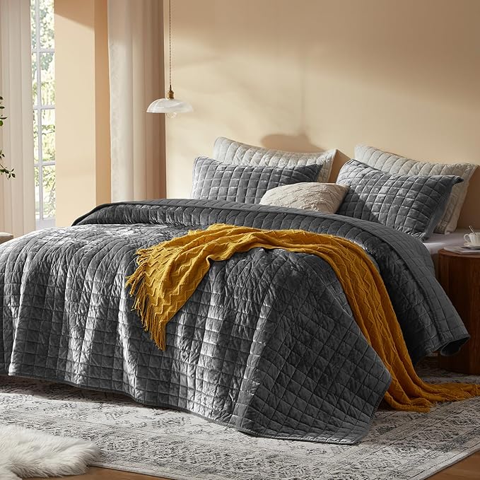 LEAONME Velvet Quilt King Size-98''x106'', Lightweight Grey Velvet Comforter Set with 2 Pillow Shams, Soft Bedspread Coverlet Quilted Bedding Set for All Season