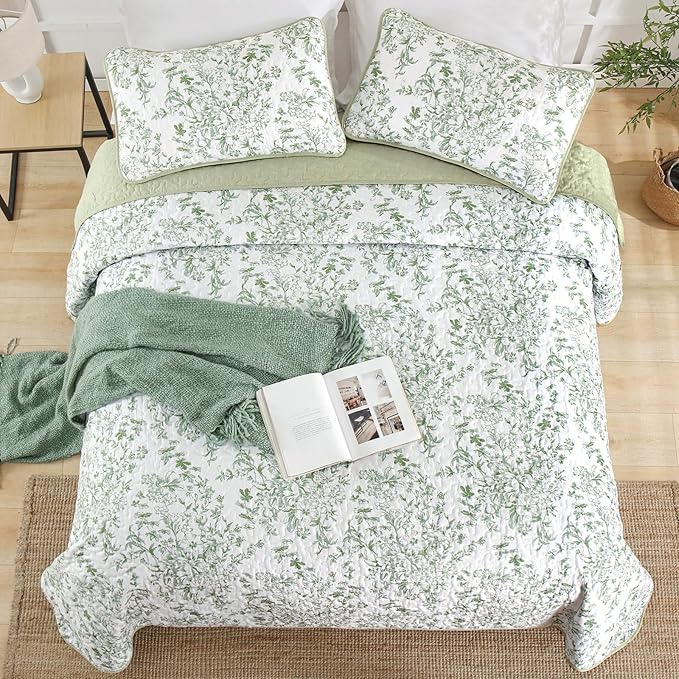 WONGS BEDDING Quilts Queen Size, Sage Green Quilt Bedding Set with 2 Pillowcases, Botanical Quilt for Queen Bed, Soft Microfiber Lightweight Coverlet Bedspread for All Season (96"×90", 3 Pieces)