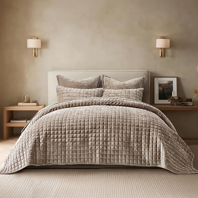 RECYCO Luxury Velvet Quilt King Size Bedding Set, Ultra Soft Velvet Comforter Set, Lightweight Quilted Channel Box Stitch Oversized Bedspread Coverlet for All Season, with 2 Shams, Natural Tan