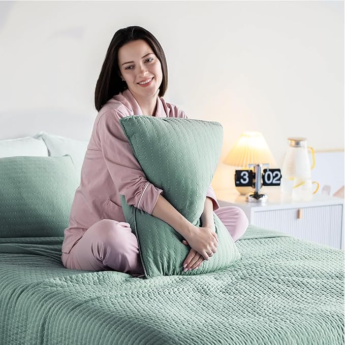 KASENTEX Oversized Queen Quilt Set 102"x106" – Soft Washed 3-Layer Lightweight Bedspread, Minimalist Nordic Design, All-Season Spring & Summer Quilt Set (1 Quilt + 2 Pillow Shams), Green