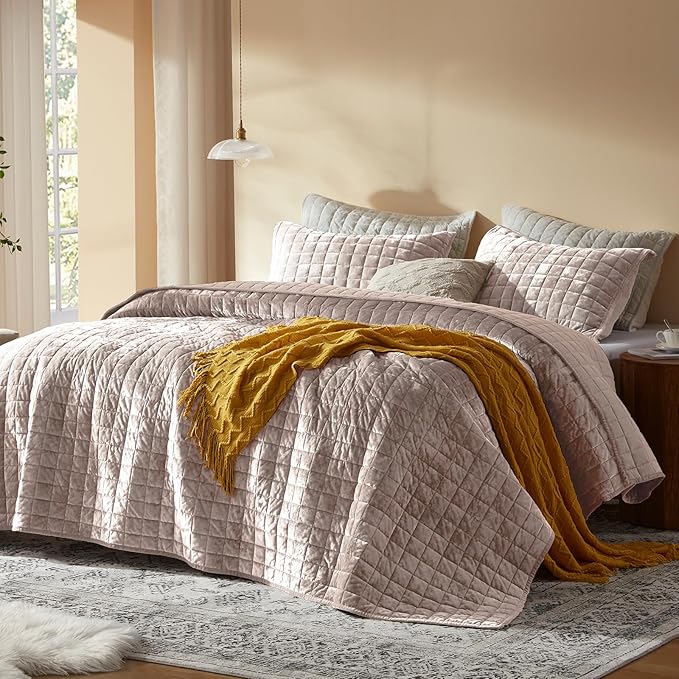 LEAONME Velvet Quilt California King-118''x106'', Lightweight Dusty Pink Comforter Set with 2 Pillow Shams, Soft Oversized Bedspread Coverlet Quilted Bedding Set for All Season