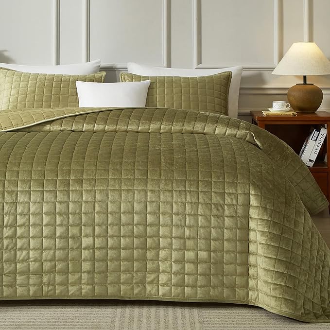 Powdion Velvet Quilt King,Luxurious King Size Quilt Bedding Set 3 Pieces Soft Lightweight Bedspreads Coverlet for All Seasons with 2 Pillow Shams,90x104 Vintage Olive Green Quilt King