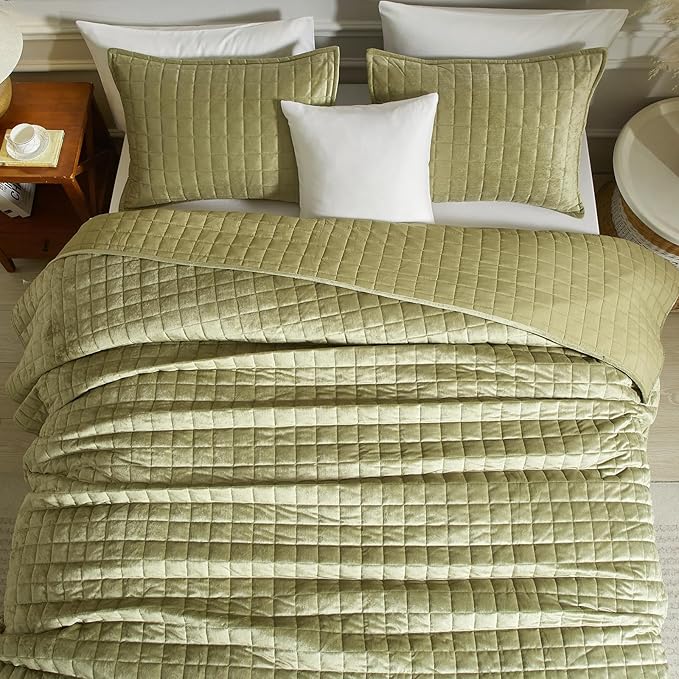 Powdion Velvet Quilt King,Luxurious King Size Quilt Bedding Set 3 Pieces Soft Lightweight Bedspreads Coverlet for All Seasons with 2 Pillow Shams,90x104 Vintage Olive Green Quilt King