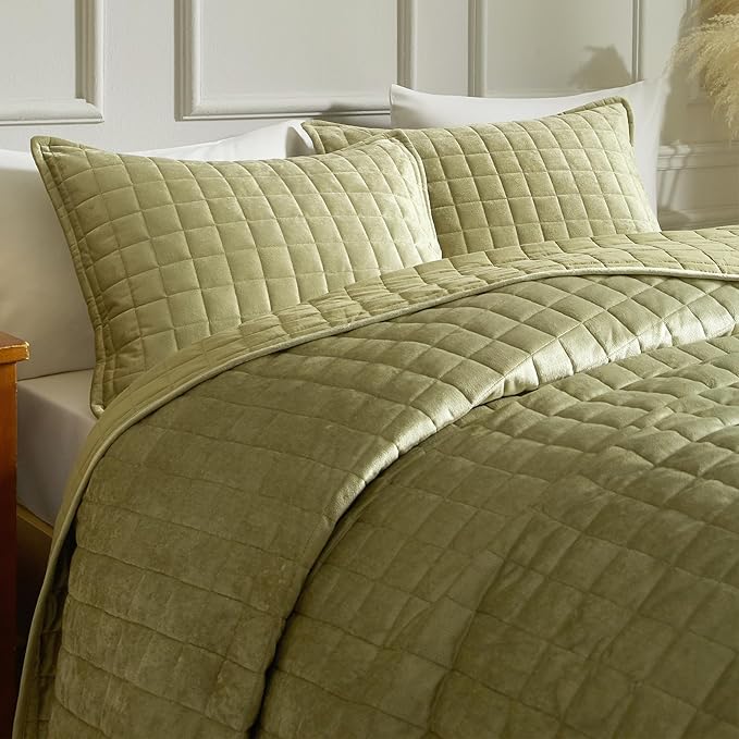 Powdion Velvet Quilt Queen,Luxury Olive Green Quilt Comforter Queen Size 3 Pieces Soft Cozy Oversized Bedspreads Coverlet for All Seasons with 2 Pillow Shams,90x90 Shabby Chic Green Quilt Set