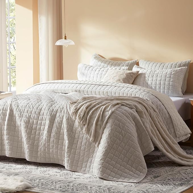 LEAONME Velvet Quilt Full/Queen Size-90''x98'', Lightweight White Velvet Comforter Set with 2 Pillow Shams, Soft Bedspread Coverlet Quilted Bedding Set for All Season
